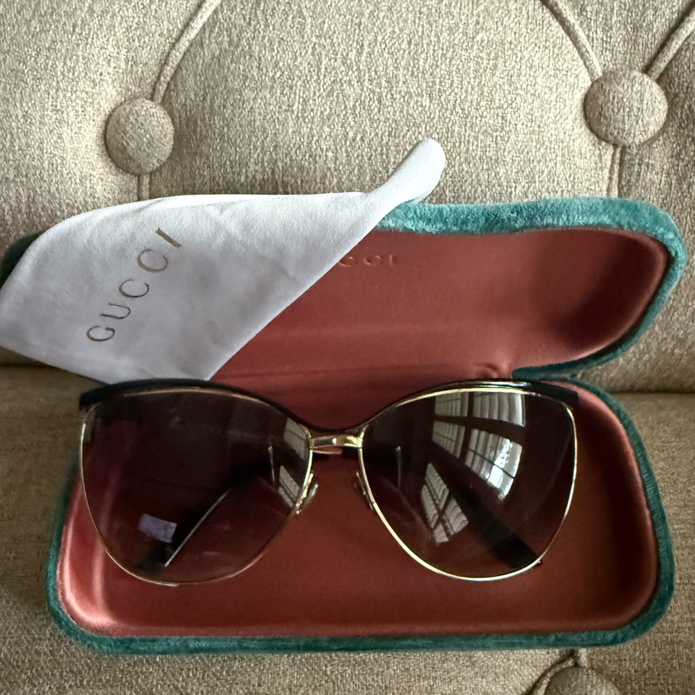 Gucci Women's Sunglasses with Gold Frame and Black Lenses